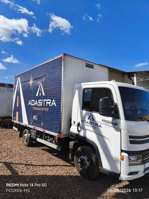 Caminhão da Adastra Transportes estacionado