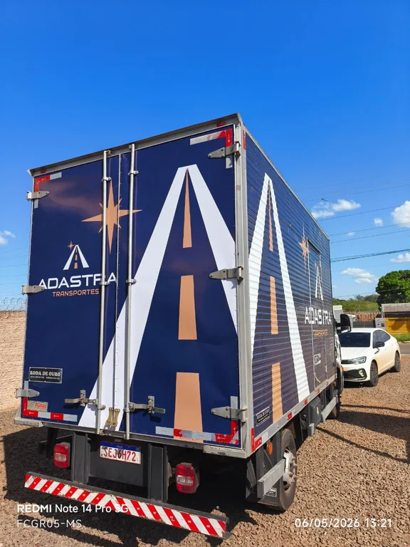 Caminhão da Adastra Transportes visto pela traseira