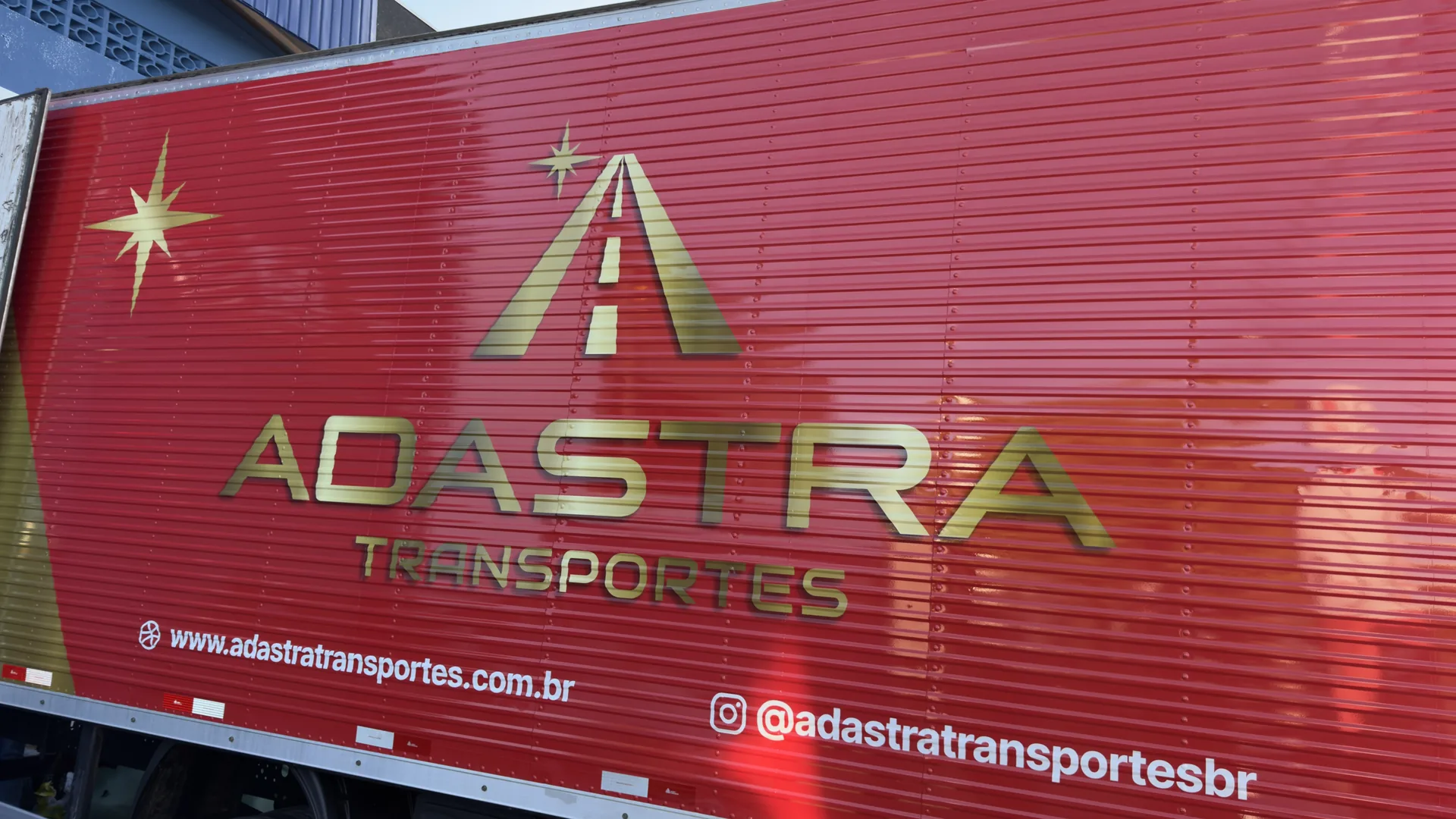 Caminhão vermelho da Adastra Transportes